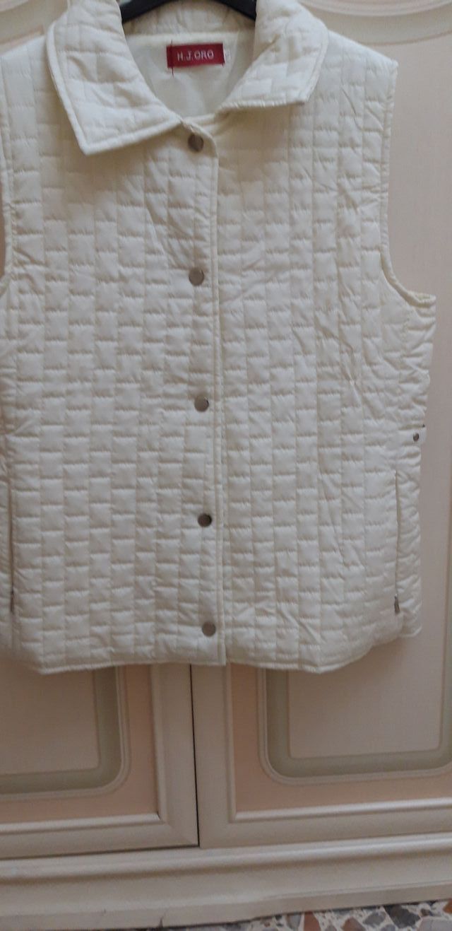 Smanicato colore panna. Foderato.