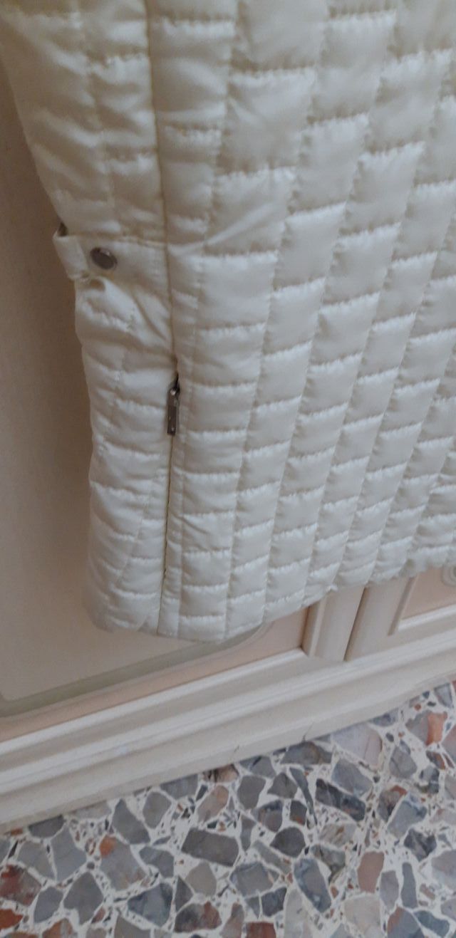 Smanicato colore panna. Foderato.