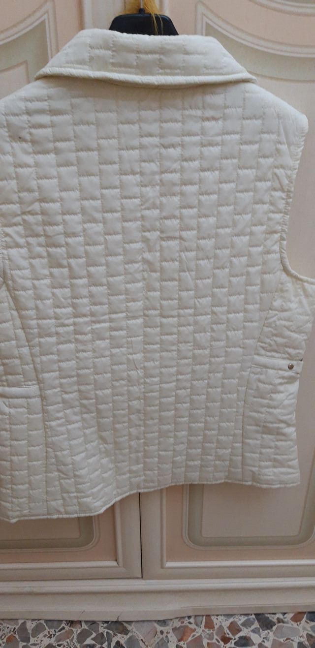 Smanicato colore panna. Foderato.