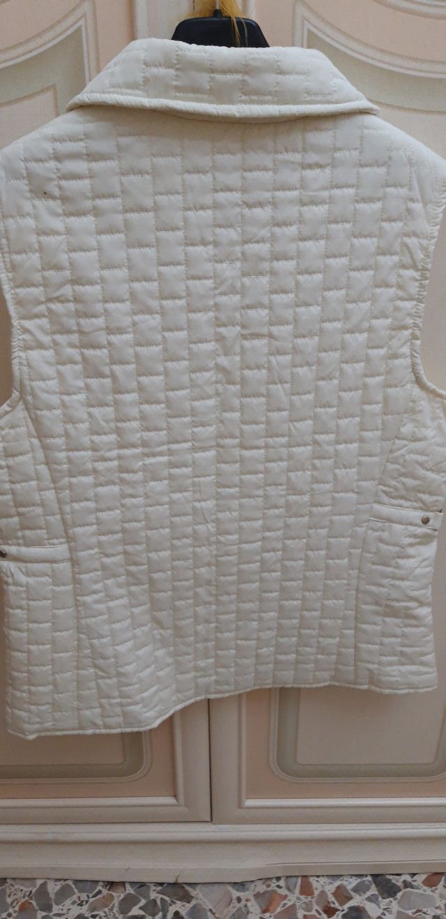 Smanicato colore panna. Foderato.