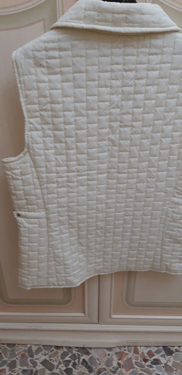 Smanicato colore panna. Foderato.