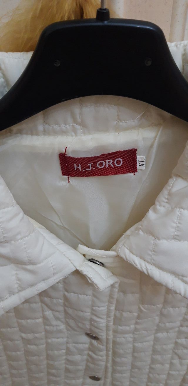 Smanicato colore panna. Foderato.