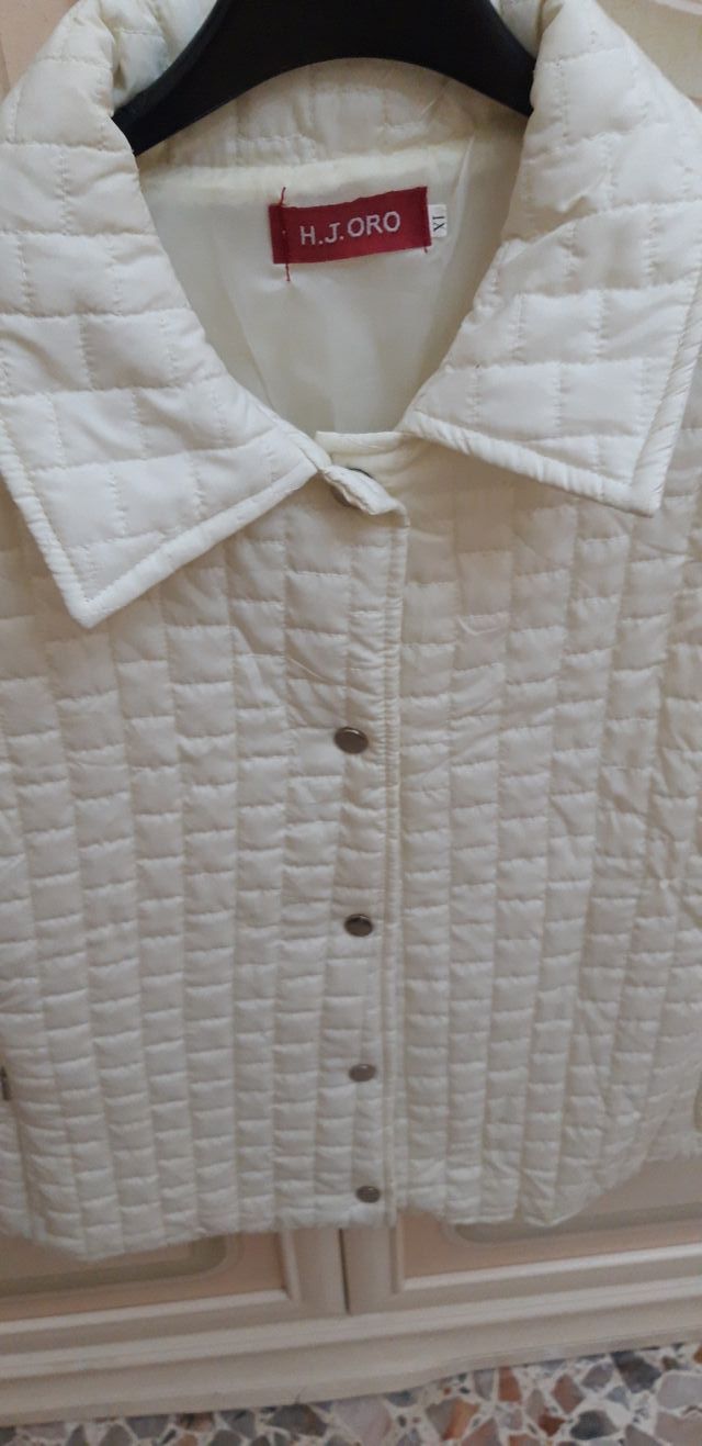 Smanicato colore panna. Foderato.