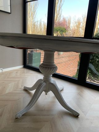 Mesa de madera pintada de blano chalkpaint