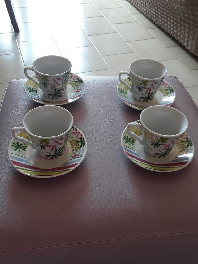 Tazzine da caffè con piattino