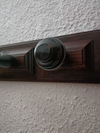 Perchero tres pomos madera