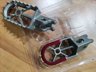 Estriberas Off Road Gris y Rojo  HONDA