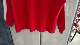 Sudadera roja, Pull and Bear.