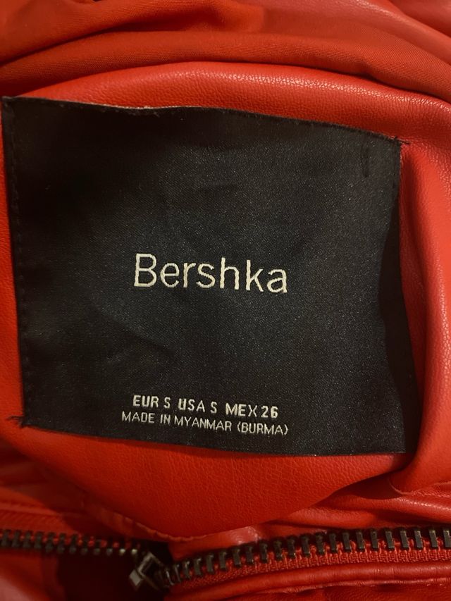 Cazadora bershka roja