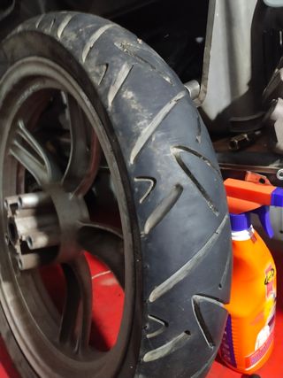 Rueda delantera Peugeot tweet