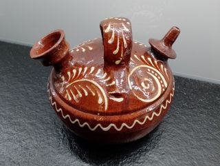 Botijo de barro pintado a mano.