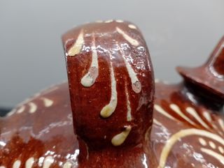 Botijo de barro pintado a mano.