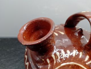 Botijo de barro pintado a mano.