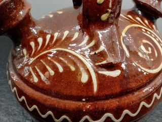 Botijo de barro pintado a mano.