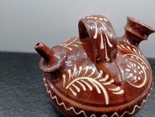 Botijo de barro pintado a mano.