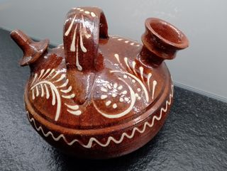 Botijo de barro pintado a mano.