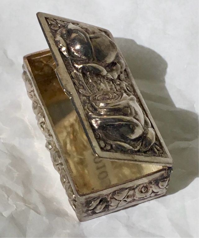 Pastillero. Metal plateado.