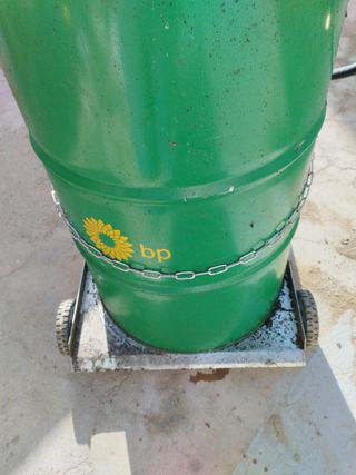 Bidón con bomba de aceite