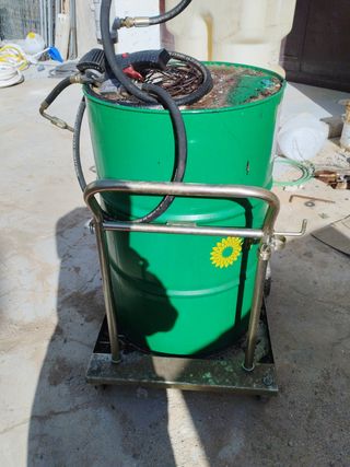 Bidón con bomba de aceite