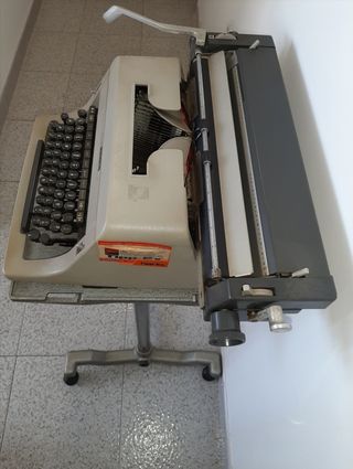 Maquina de escribir con soporte 
