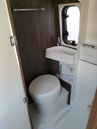 Camper Benivan 144 Plus cama trasera doble
