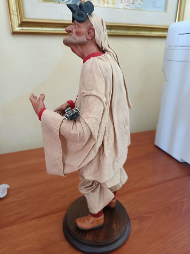 Statua di Pulcinella con mandolino
