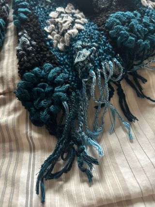 Sciarpa con ricami blu e bianchi