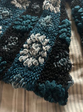 Sciarpa con ricami blu e bianchi