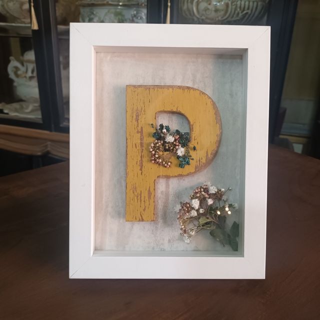 Cuadro con inicial madera