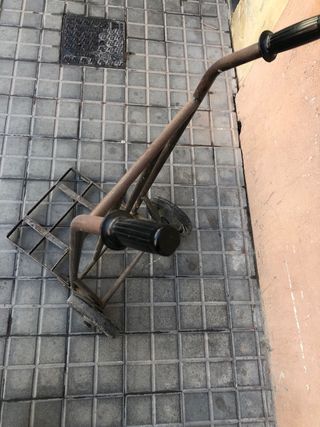 Carretilla con pala móvil antigua