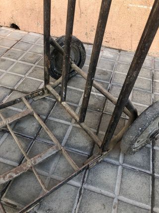 Carretilla con pala móvil antigua