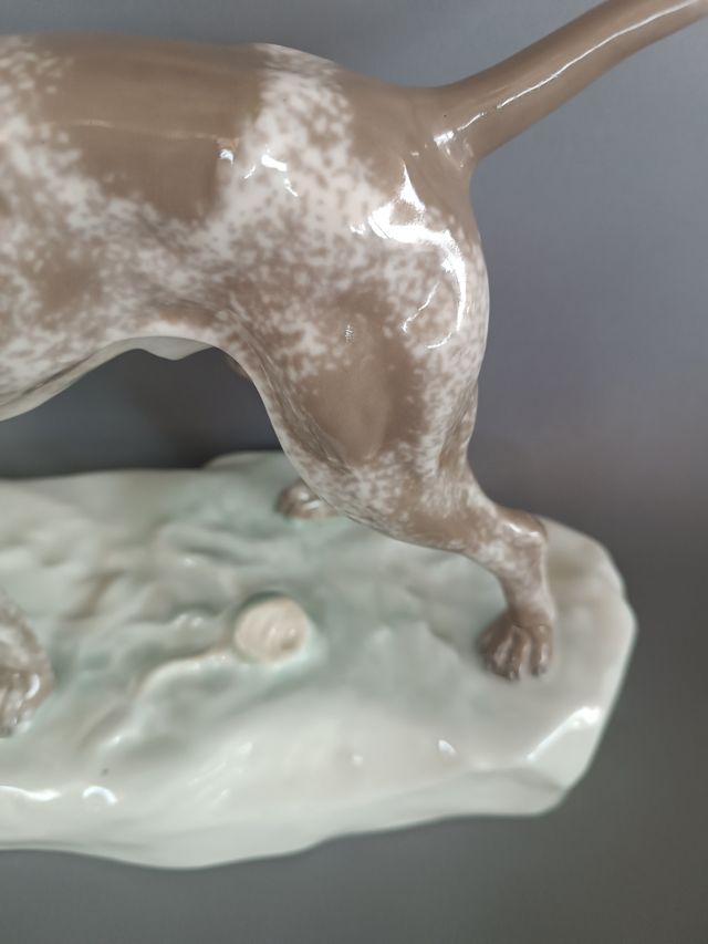 Statua cane in porcellana Amphora