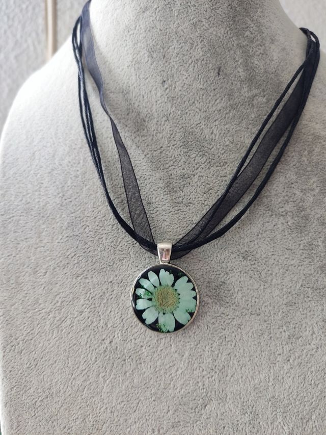 Colgante resina con flor