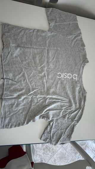 Camiseta gris, corta Bershka