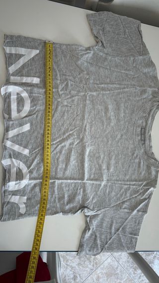 Camiseta gris, corta Bershka
