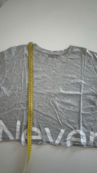 Camiseta gris, corta Bershka