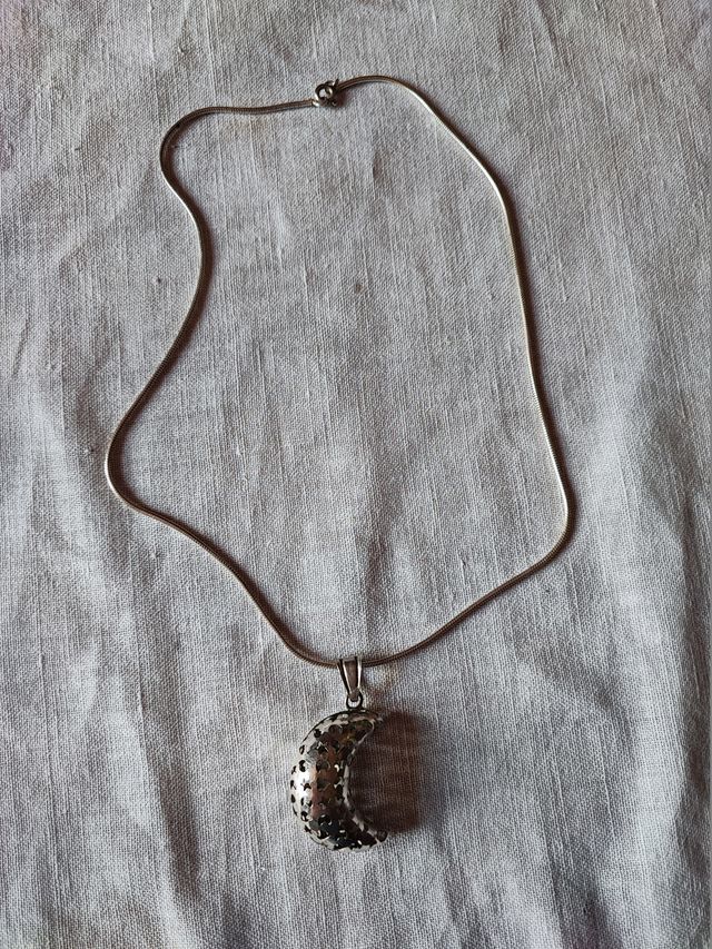 Collanina metallo con ciondolo luna argento