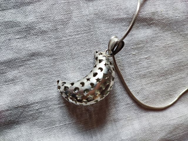 Collanina metallo con ciondolo luna argento