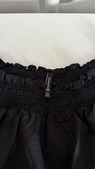 Blusa negra Stradivarius con volante