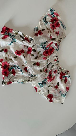 Blusa de flores con volante de Bershka