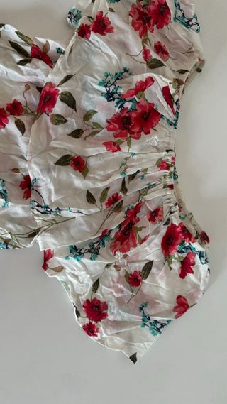 Blusa de flores con volante de Bershka