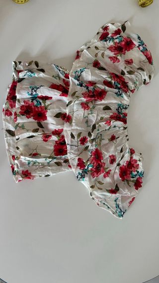 Blusa de flores con volante de Bershka