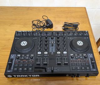 Native Instruments Traktor Kontrol S4 MK1 - Portes em segunda mão