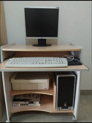 Ordenador, mesa y silla.