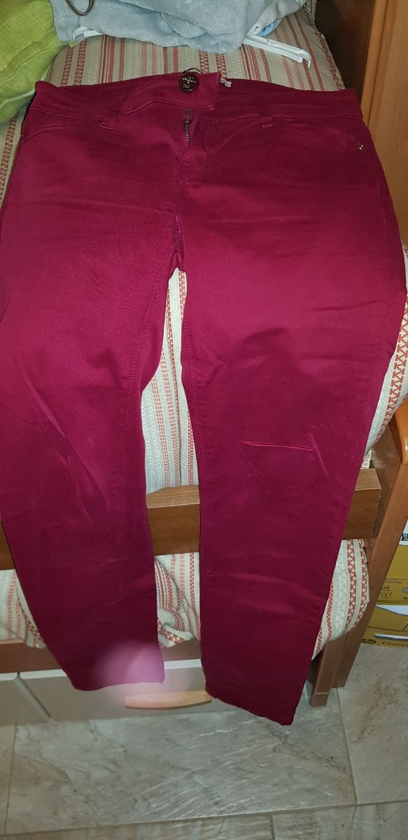Pantalón burdeos