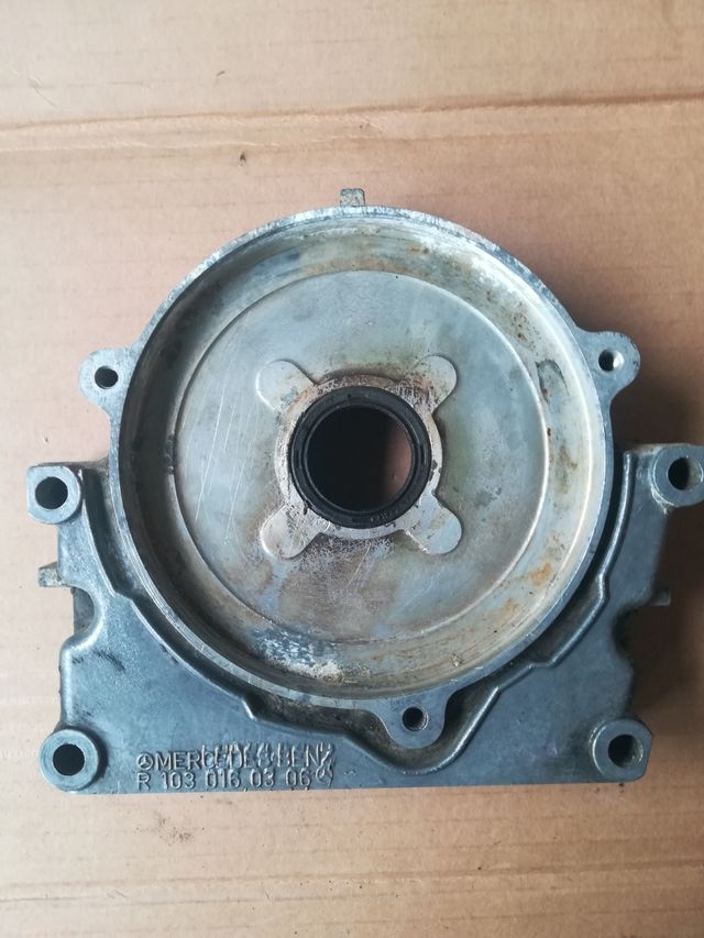 Tapa de distribución Mercedes E300 W124