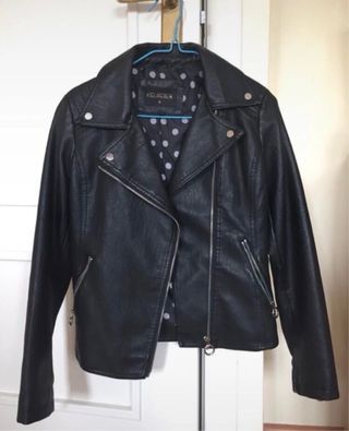 Cazadora negra estilo cuero