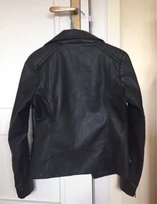 Cazadora negra estilo cuero