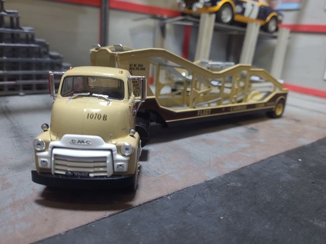 CAMIÃO TRANSPORTADOR AMERICANO