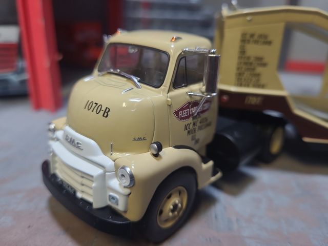 CAMIÃO TRANSPORTADOR AMERICANO